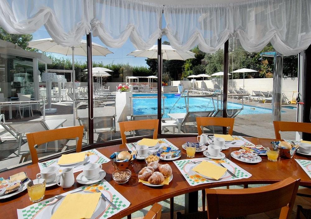 Hotel Pacific Cattolica Bagian luar foto